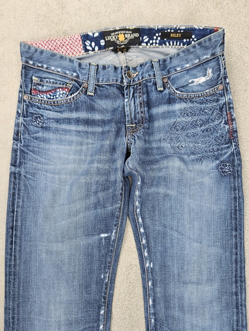 SUPER RARE LUCKY BRAND RILEY JEANS 2/26 LIKE NEW EMBROIDERED DETAILS DISTRESSED